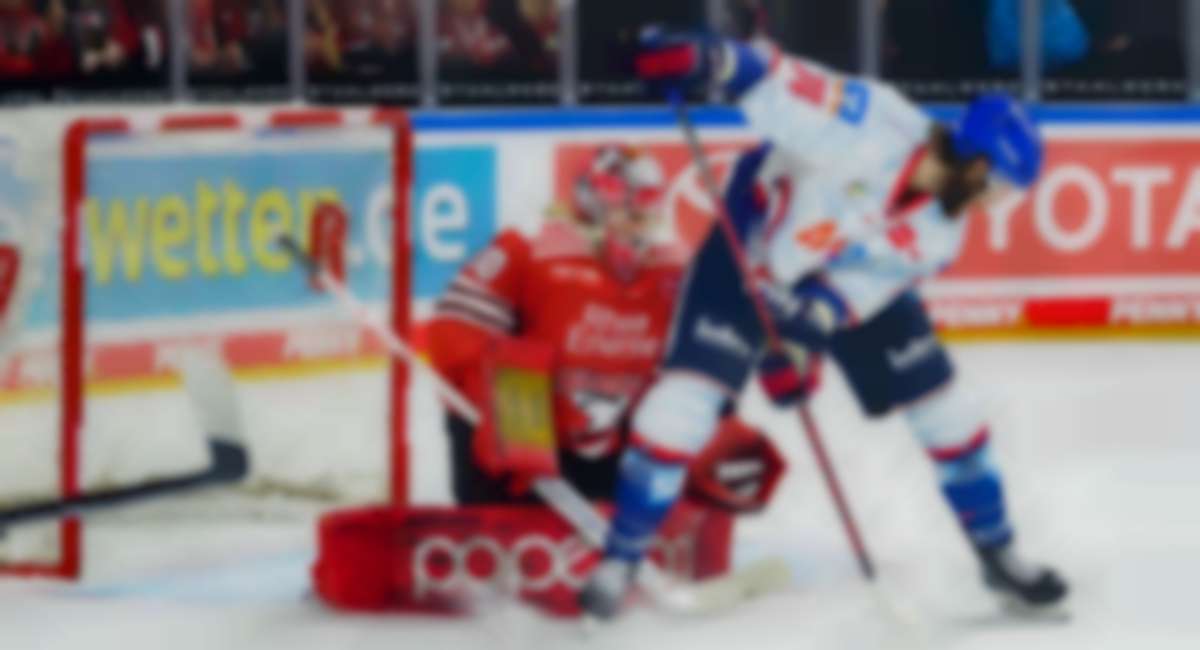 Mannheims Ryan MacInnis im Duell mit Haie-Torhüter Mirko Pantkowski. 