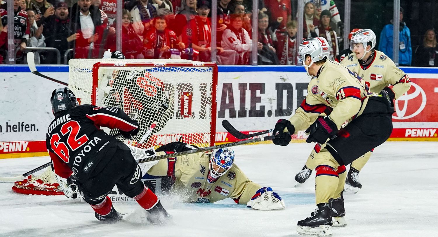 Parker Tuomie trifft für die Kölner Haie im Heimspiel gegen die Nürnberg Ice Tigers.