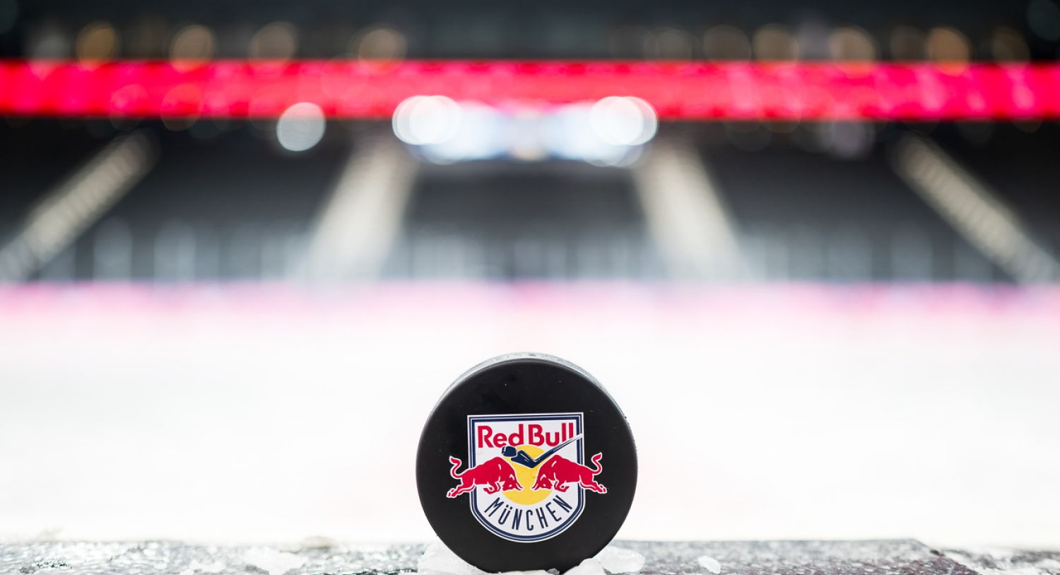 Ein Puck mit dem Logo des EHC Red Bull München.