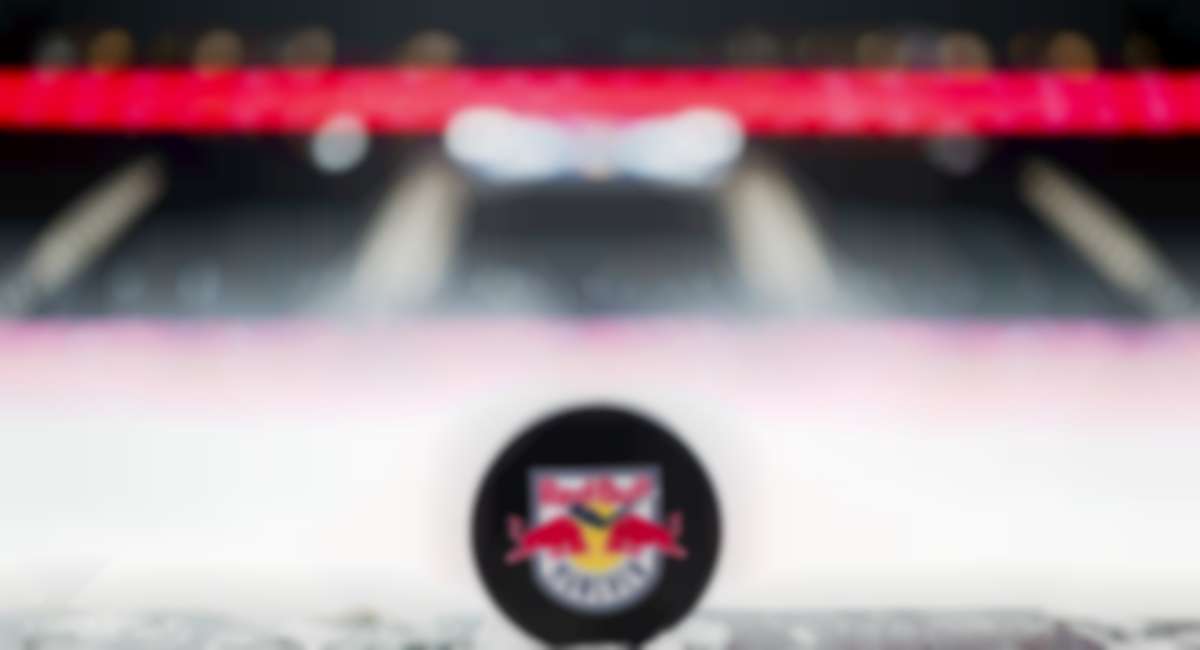 Ein Puck mit dem Logo des EHC Red Bull München.