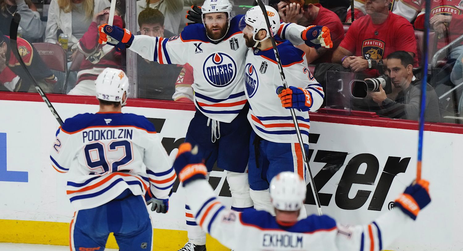 Leon Draisaitl feiert zusammen mit seinem Teamkollegen den Siegtreffer in Spiel 4 zum 5:4 und den 2:2-Serienausgleich.