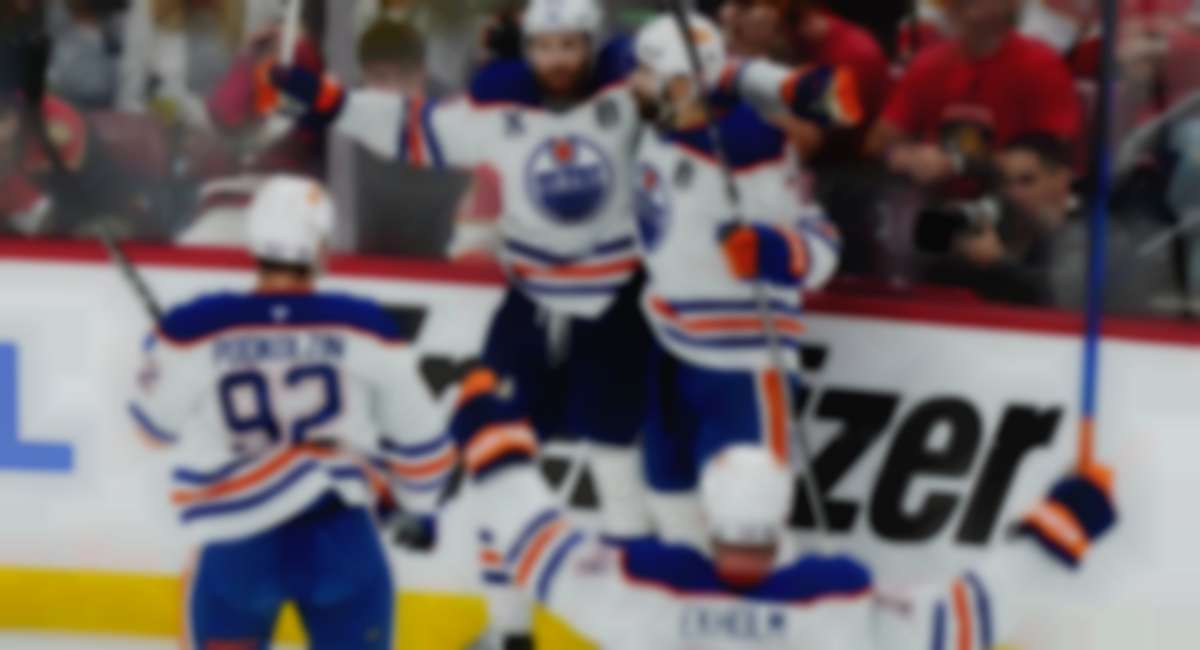 Leon Draisaitl feiert zusammen mit seinem Teamkollegen den Siegtreffer in Spiel 4 zum 5:4 und den 2:2-Serienausgleich.