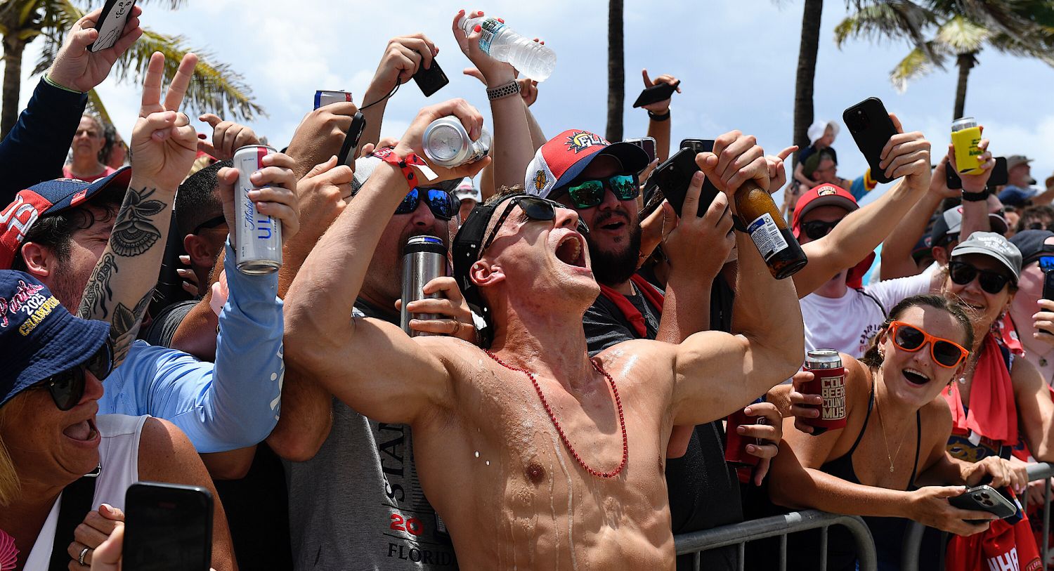 Nico Sturm während der Feierlichkeiten des Stanley Cup-Triumphs mit den Florida Panthers.