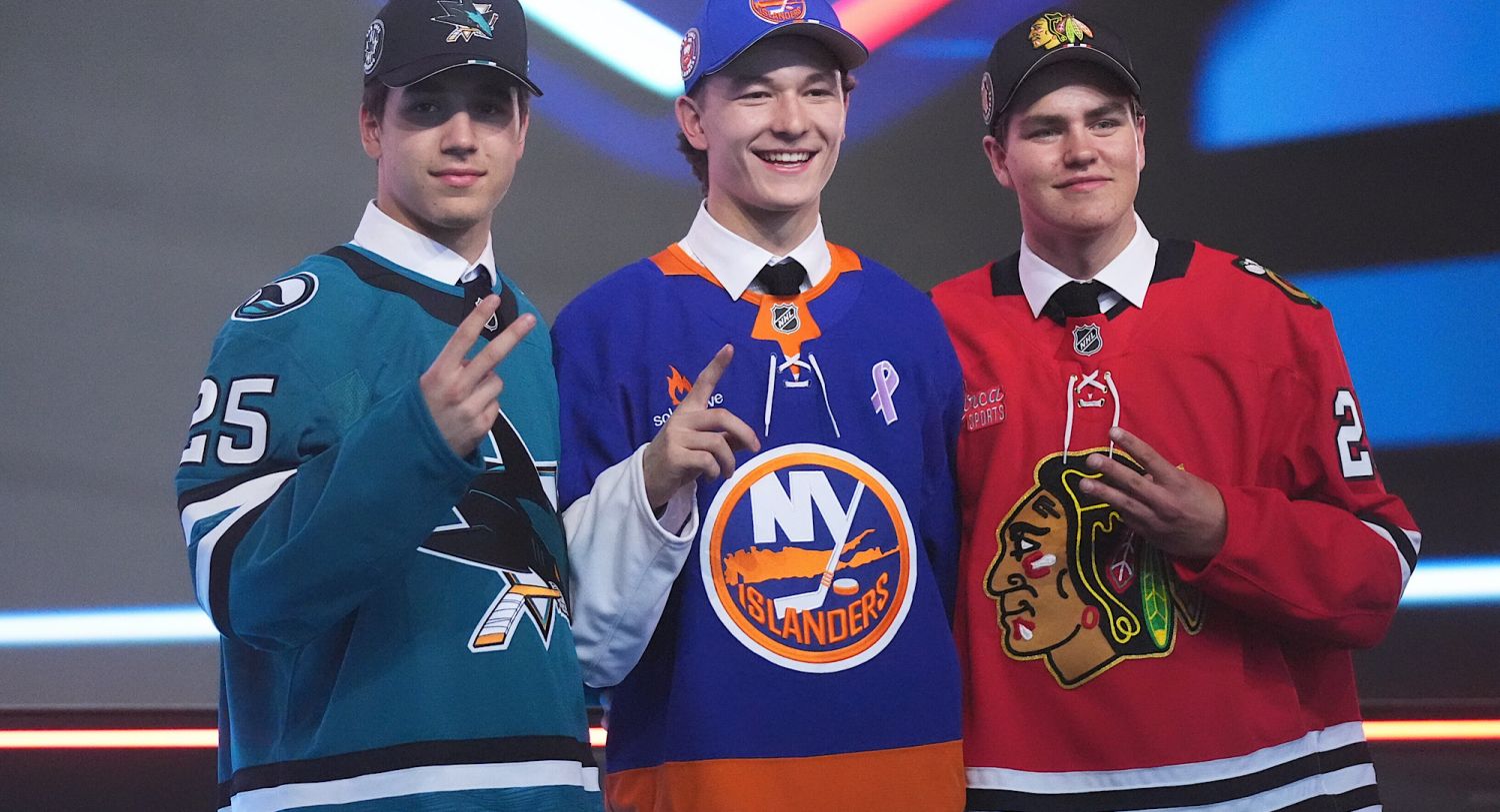 Die drei Top-Picks des Drafts 2025: Matthew Schaefer (Mitte, Nummer 1, New York Islanders), Michael Misa (links, Nummer 2, San Jose Sharks) und Anton Fröndell (rechts, Nummer 3, Chicago Blackhawks).