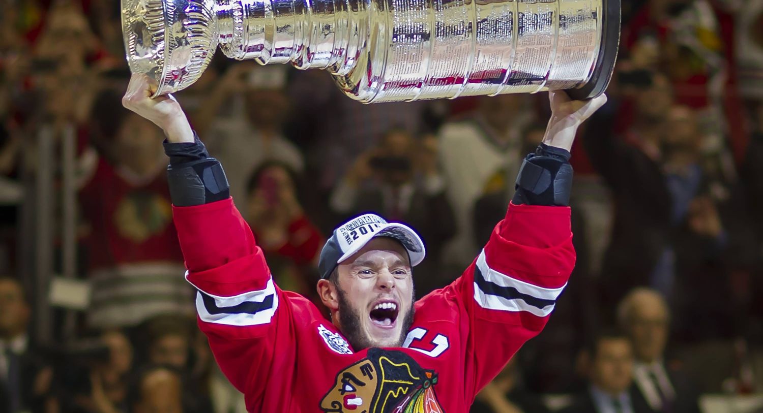Kapitän Jonathan Toews und er Stanley Cup (Foto: Imago)