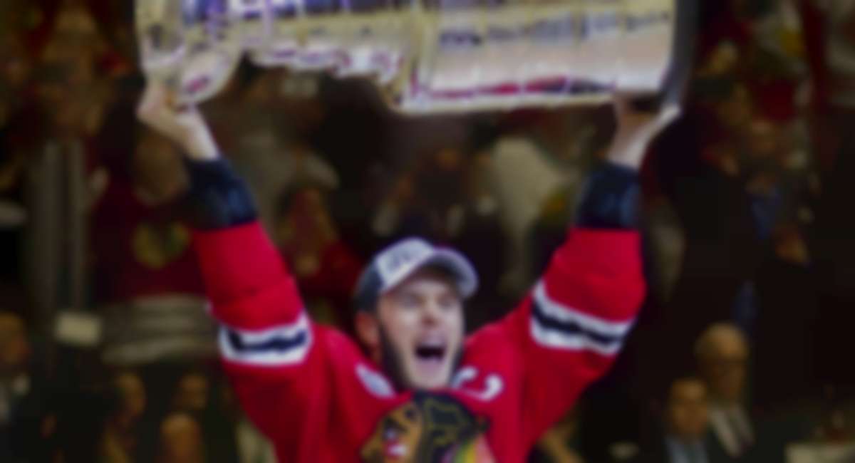 Kapitän Jonathan Toews und er Stanley Cup (Foto: Imago)